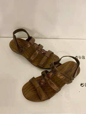Vionic (Orthaheel) Yasmin Bronze Sandals (Size 7/38)